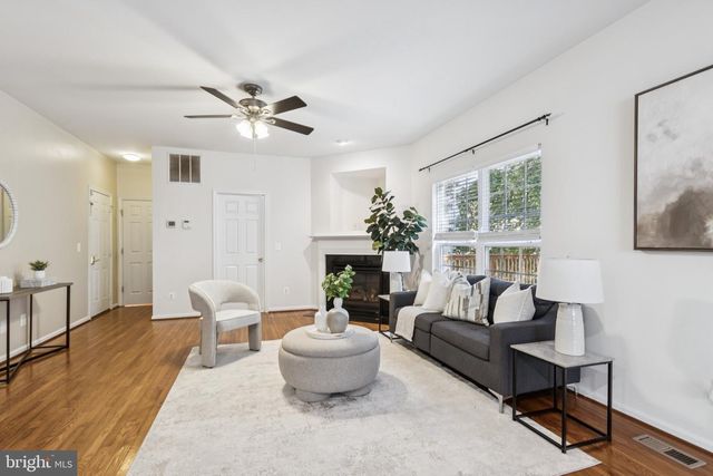 1034 BAKERSFIELD LN, Fredericksburg, VA 22401