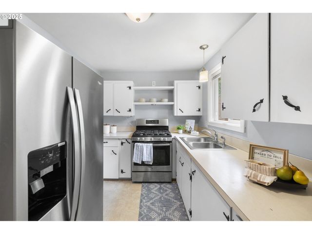 7402 Sw LOCUST St, Portland, OR 97223