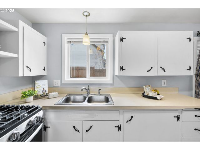 7402 Sw LOCUST St, Portland, OR 97223