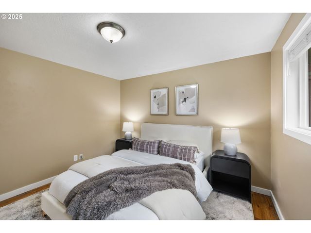 7402 Sw LOCUST St, Portland, OR 97223