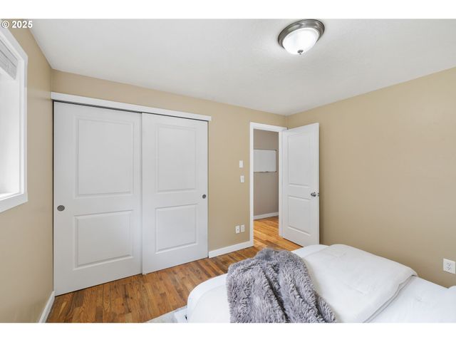 7402 Sw LOCUST St, Portland, OR 97223