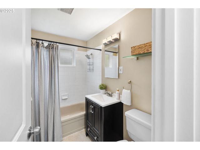 7402 Sw LOCUST St, Portland, OR 97223