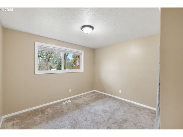 7402 Sw LOCUST St, Portland, OR 97223