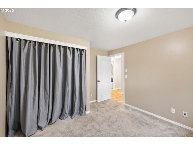 7402 Sw LOCUST St, Portland, OR 97223