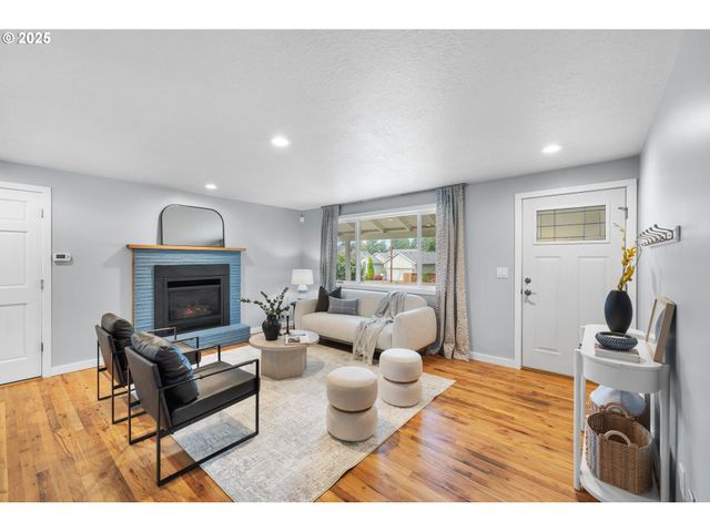 7402 Sw LOCUST St, Portland, OR 97223