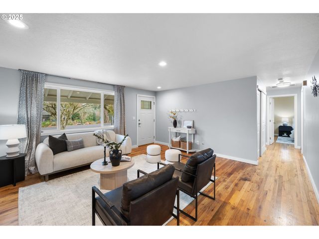 7402 Sw LOCUST St, Portland, OR 97223