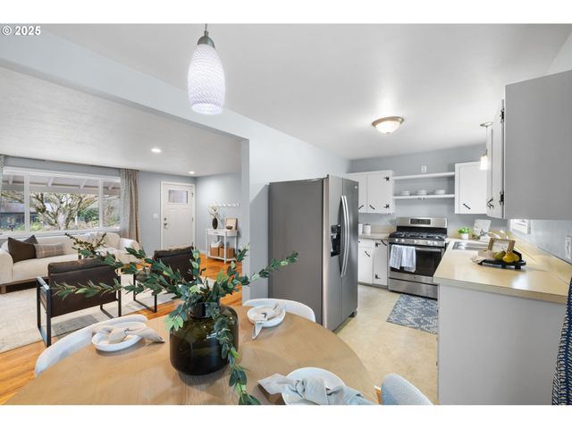 7402 Sw LOCUST St, Portland, OR 97223