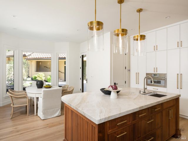 9995 Courtney Dr, Kenwood, CA 95452