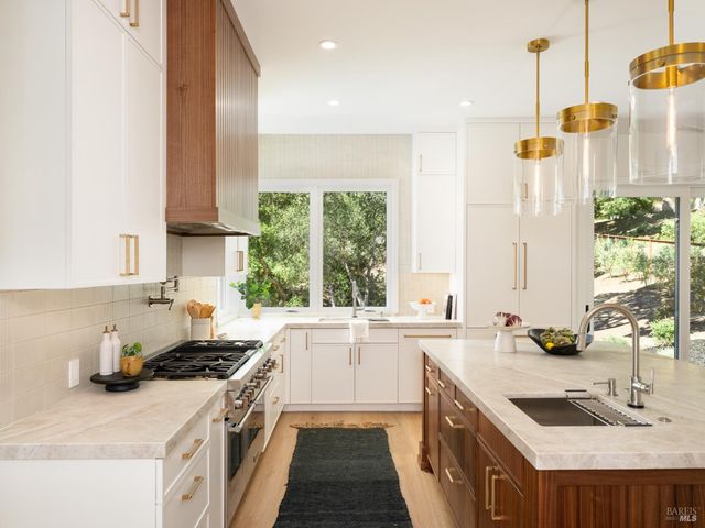 9995 Courtney Dr, Kenwood, CA 95452