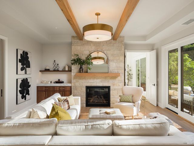 9995 Courtney Dr, Kenwood, CA 95452