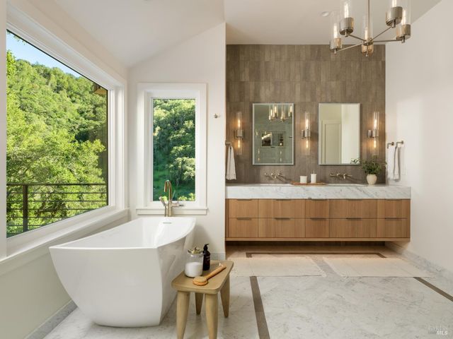 9995 Courtney Dr, Kenwood, CA 95452