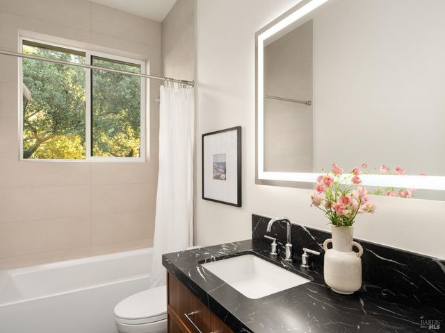 9995 Courtney Dr, Kenwood, CA 95452