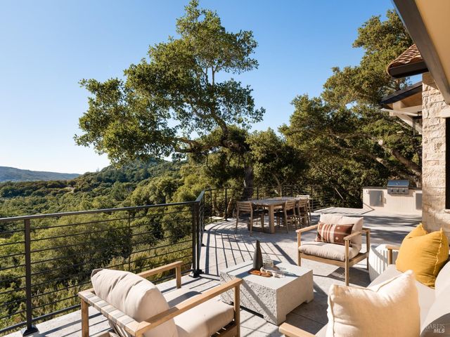 9995 Courtney Dr, Kenwood, CA 95452