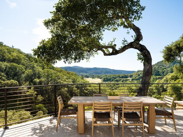 9995 Courtney Dr, Kenwood, CA 95452