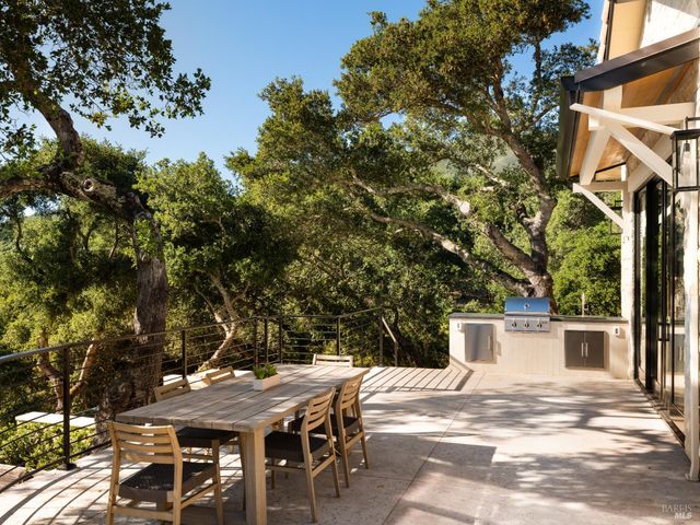 9995 Courtney Dr, Kenwood, CA 95452