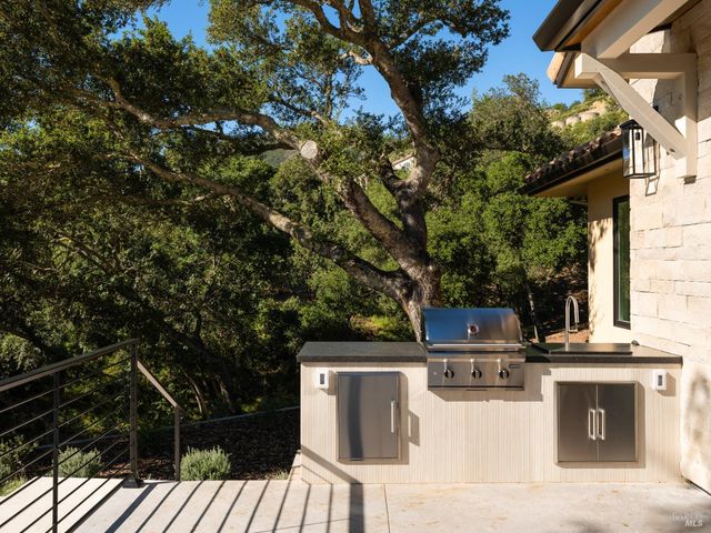 9995 Courtney Dr, Kenwood, CA 95452