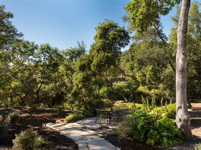 9995 Courtney Dr, Kenwood, CA 95452