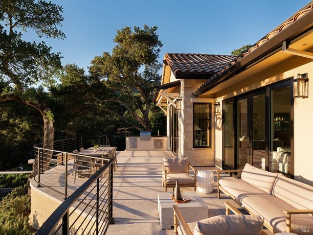 9995 Courtney Dr, Kenwood, CA 95452