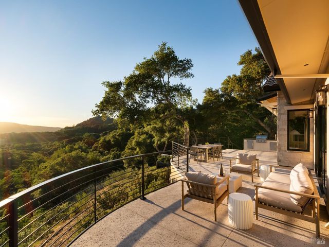 9995 Courtney Dr, Kenwood, CA 95452