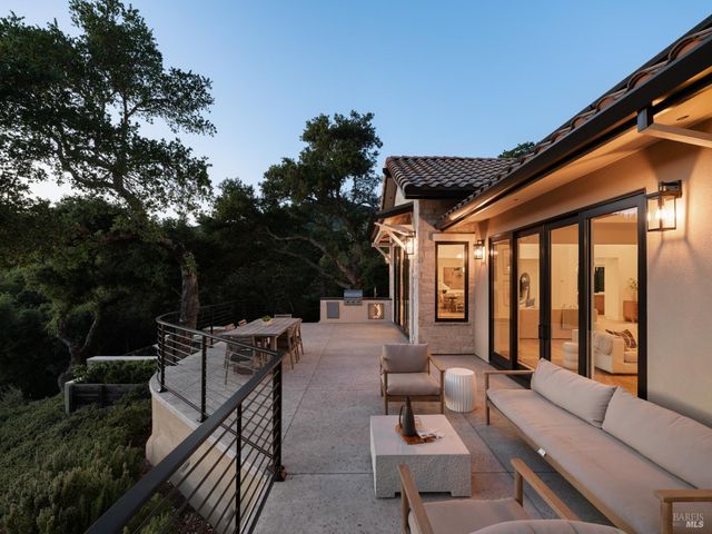 9995 Courtney Dr, Kenwood, CA 95452