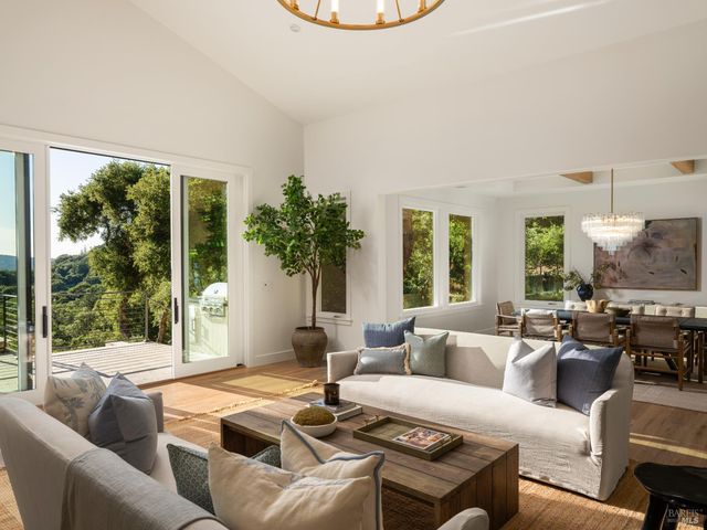 9995 Courtney Dr, Kenwood, CA 95452