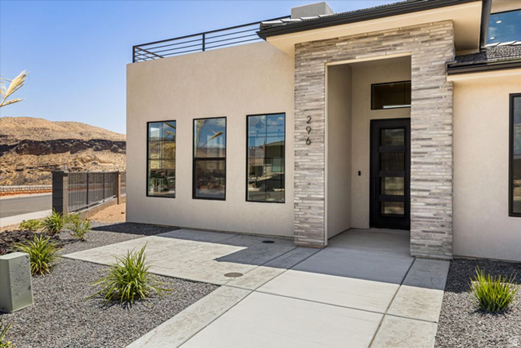 Image 2 of property listing at 296 E 1100 N, Hurricane, UT 84737