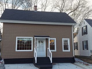8 Phillips St, Attleboro, MA 02703
