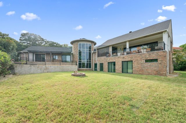 8542 Meadowbrook Drive, Fort Worth, TX 76120