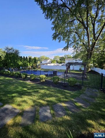 11 Benjamin Place, Pequannock Township, NJ 07440