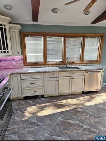 11 Benjamin Place, Pequannock Township, NJ 07440