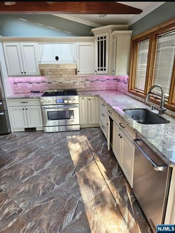 11 Benjamin Place, Pequannock Township, NJ 07440