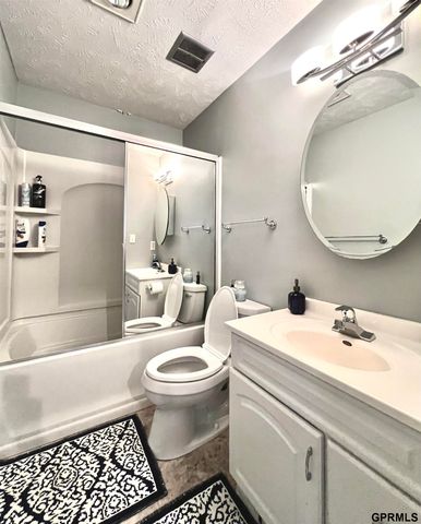 1617 N 109 Plaza, Omaha, NE 68154