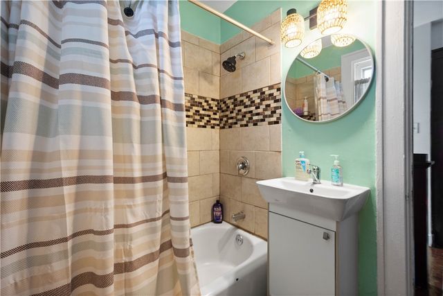 1647 Oakhurst St, Carrick, PA 15210