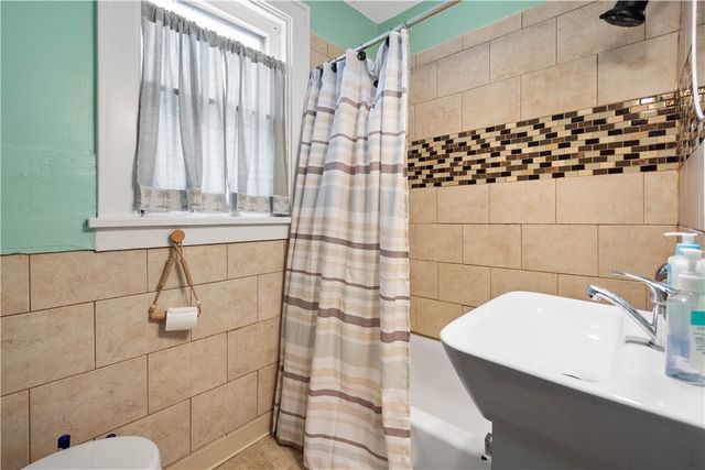 1647 Oakhurst St, Carrick, PA 15210