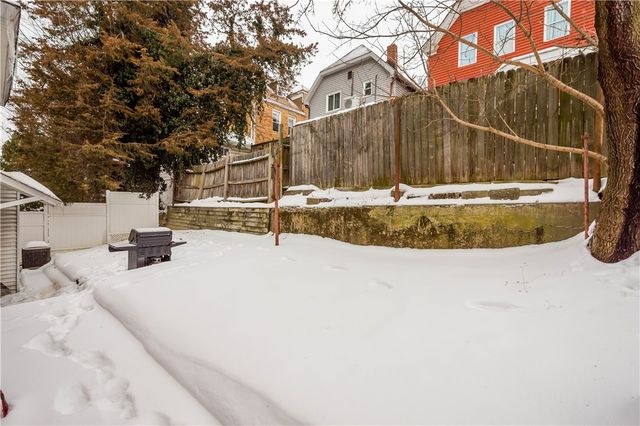 1647 Oakhurst St, Carrick, PA 15210