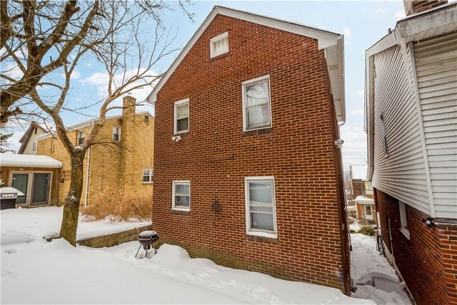 1647 Oakhurst St, Carrick, PA 15210