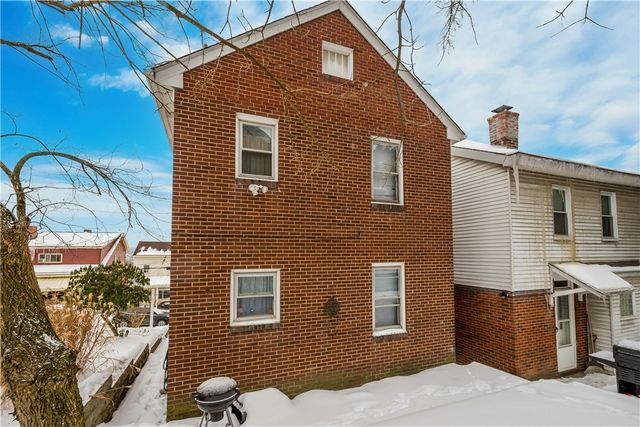 1647 Oakhurst St, Carrick, PA 15210