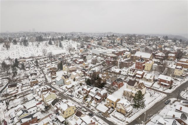 1647 Oakhurst St, Carrick, PA 15210