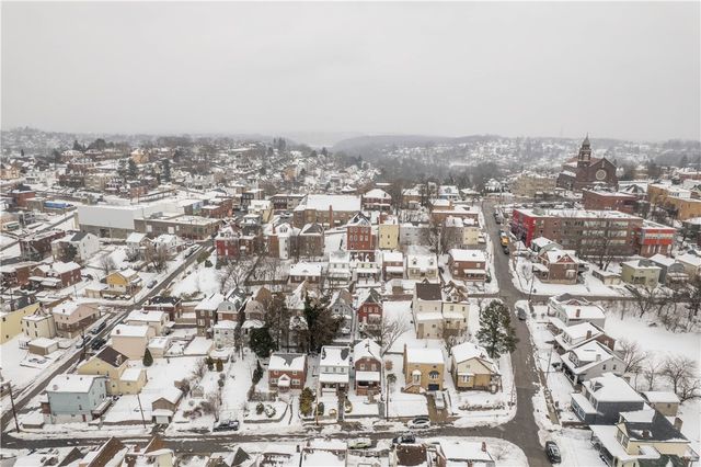 1647 Oakhurst St, Carrick, PA 15210