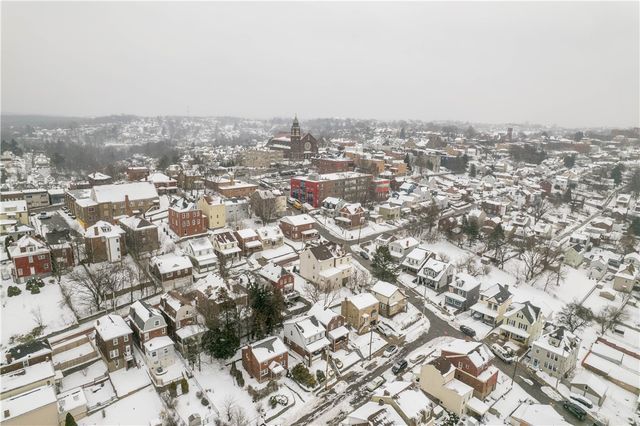 1647 Oakhurst St, Carrick, PA 15210