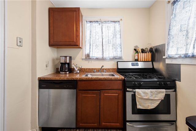 1647 Oakhurst St, Carrick, PA 15210