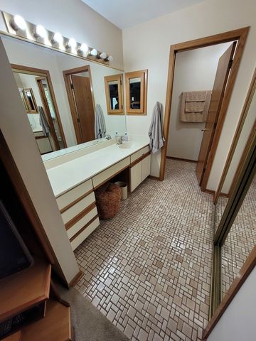 10025 S 87th Avenue, Palos Hills, IL 60465