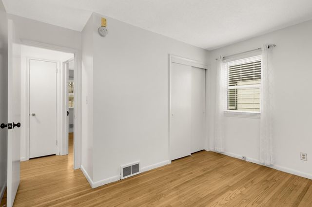 2112 Hawthorne Avenue E, Saint Paul, MN 55119