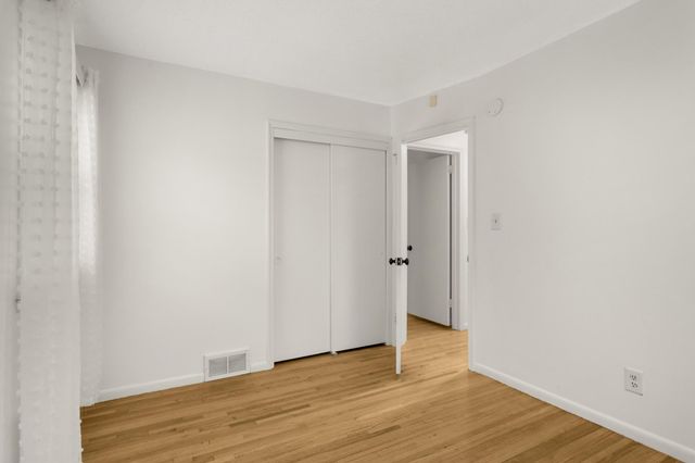 2112 Hawthorne Avenue E, Saint Paul, MN 55119