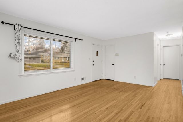 2112 Hawthorne Avenue E, Saint Paul, MN 55119