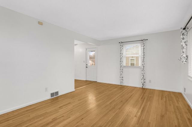 2112 Hawthorne Avenue E, Saint Paul, MN 55119