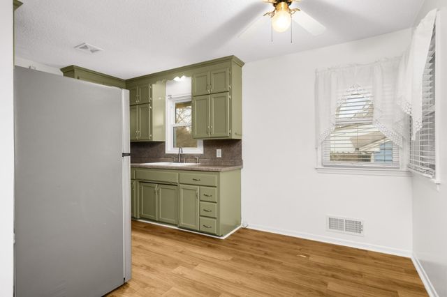 2112 Hawthorne Avenue E, Saint Paul, MN 55119