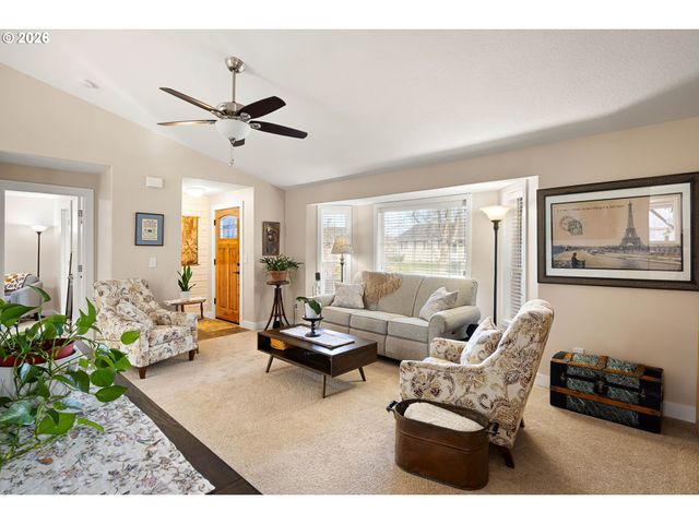 4973 FORSYTHIA St, Springfield, OR 97478