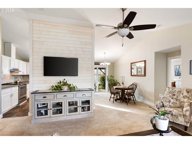 4973 FORSYTHIA St, Springfield, OR 97478