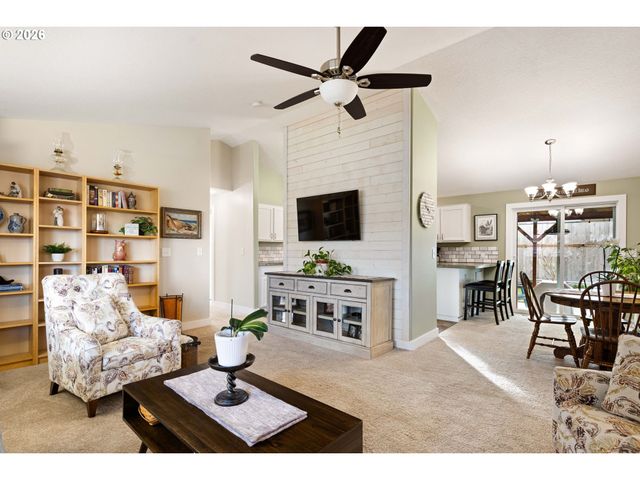 4973 FORSYTHIA St, Springfield, OR 97478